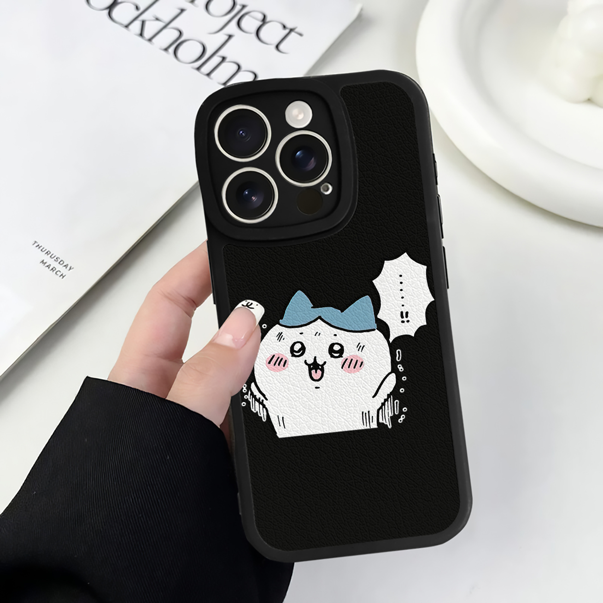 （画像用） ちいかわ ハチワレ Chii-kawa hachiware 【iPhone 16シリーズ対応】シリコンスマホケース（レザー調） 材質：シリコン